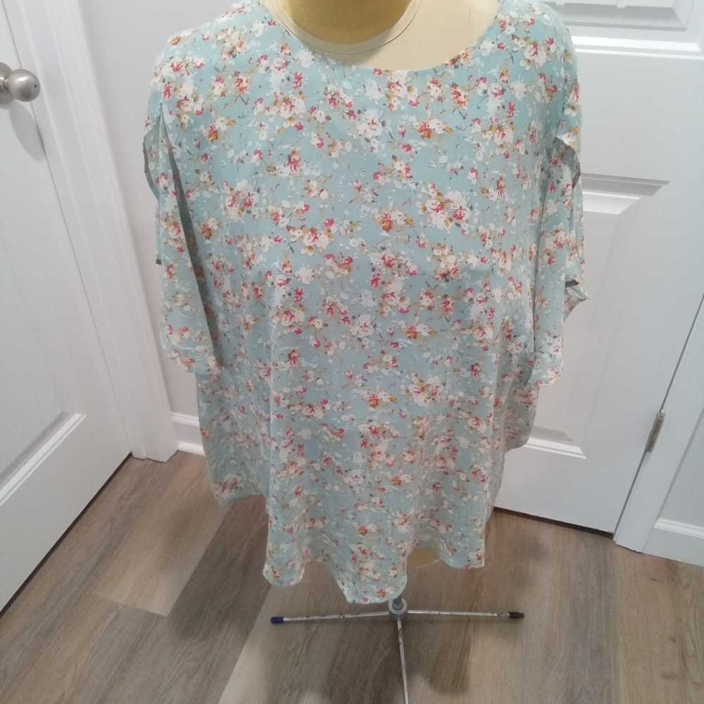 2-$10... Bloomchic Size 22-24 Floral Print Blouse With Flutter Sleeves - Picture 2 of 13